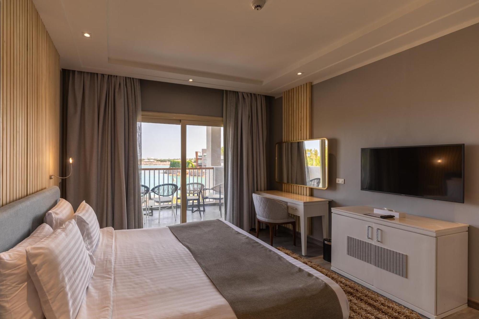 Sunrise Crystal Bay Resort -Grand Select (Adults Only) Hurghada Exterior photo A room at the hotel